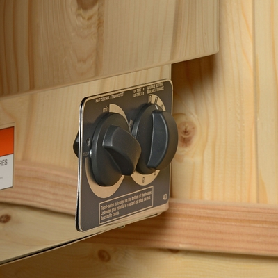 Pièce sèche traditionnelle de sauna de la personne 3-4 d'intérieur impeccable avec des pierres de sauna