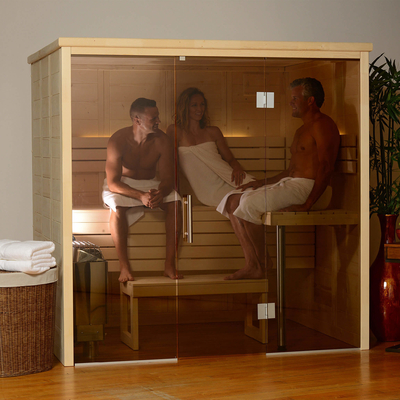Pièce sèche traditionnelle de sauna de la personne 3-4 d'intérieur impeccable avec des pierres de sauna